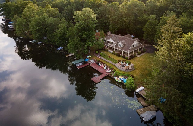 Large Family Getaway, Lake House, Fall Foliage, and Winter Adventures.