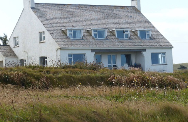 Grande maison de vacances en famille à droite sur le sommet de la falaise entre le rock et Polzeath.
