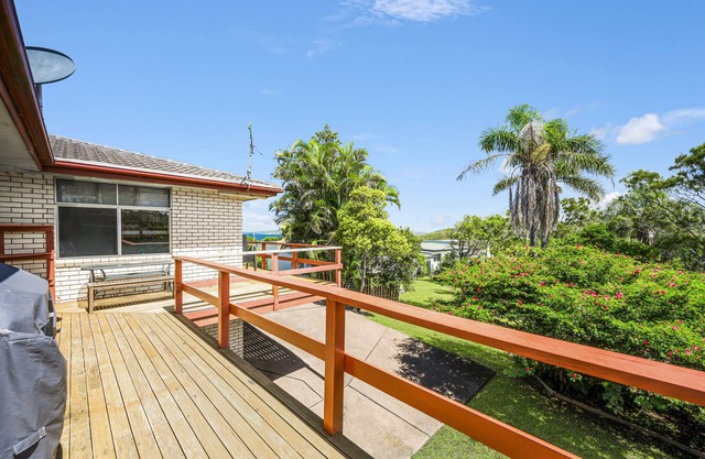LARGE FAMILY HOME WITH OCEAN VIEWS SUIT EXTENDED FAMILIES