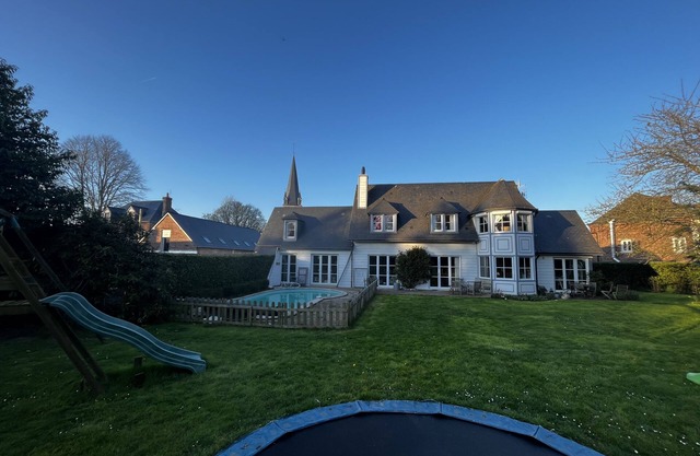 Grande maison familiale avec piscine centre village normand