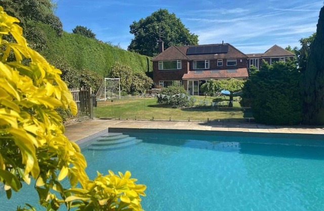 Large Family Home With Heated Pool, Private Garden & Yoga Studio / gym