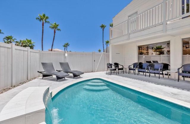 Large Family Luxury Condo in Beachfront Resort, Heated Pool, Private Terrace & Pool