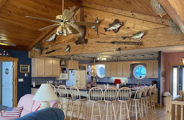 Large family - NO PROBLEM! 14 people in 7 BR/4BA on serene cove!