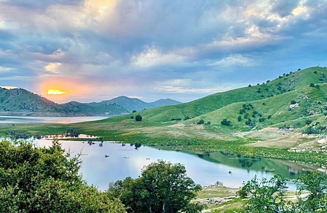 Grande propriété familiale avec des vues d'un million de dollars en face du lac Kaweah!