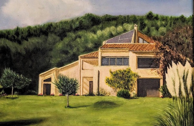 Grande villa familiale avec piscine et jardin.