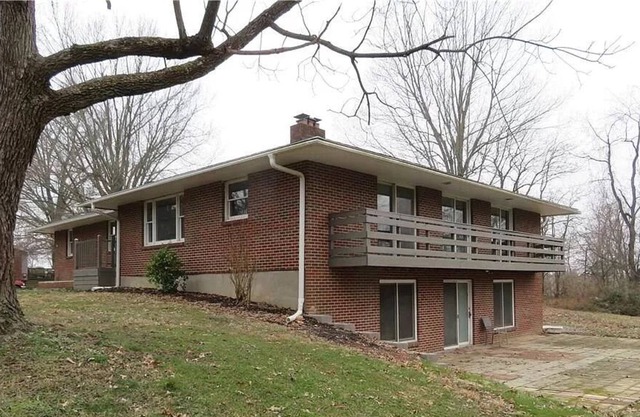 LARGE Farm-style home minutes from LOUISVILLE!