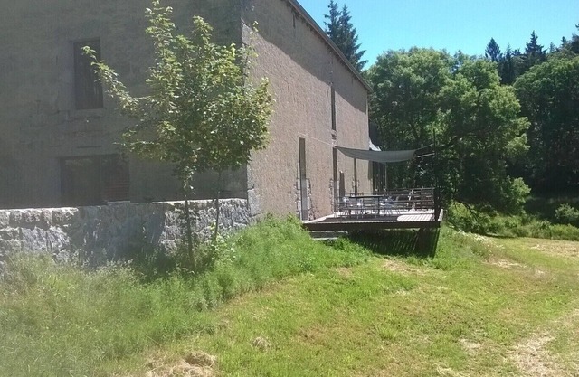 Grande demeure indépendante donnant sur un pré et ruisseau