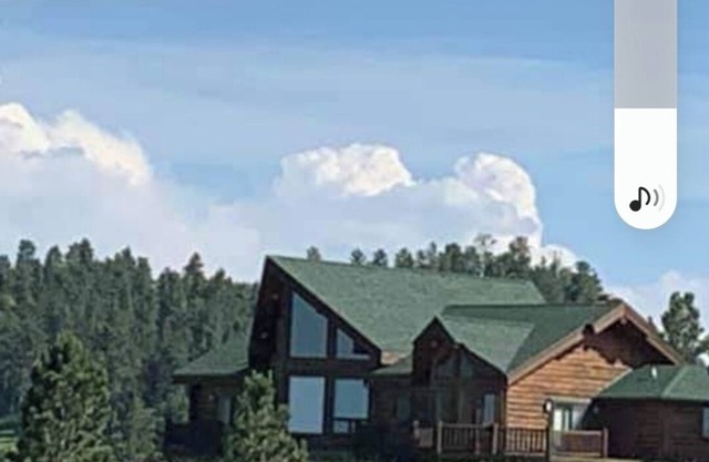 Large garage for bikes. Beautiful log home. On golf course.