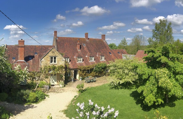 Large gentrified farmhouse nr trendy Bruton, 8 bedrooms, wild swimming, sauna.