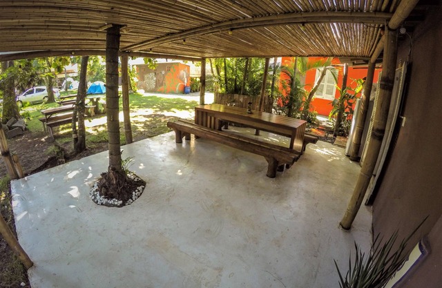 Grand foyer de groupe sur l'avenue principale de l'île, à côté du Seaclub