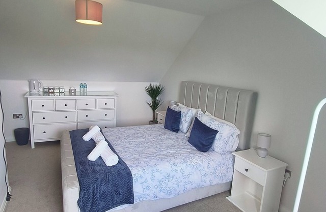 Large Guest Room with Kingsize Bed & Private Bathroom