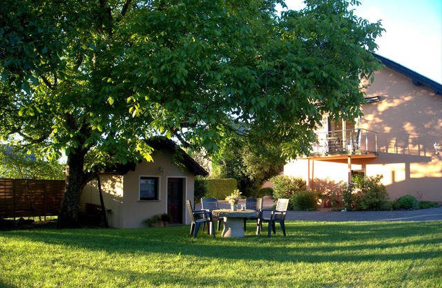Le confort. Appartement pour 9 personnes avec abri de jardin et sauna séparés, Eifel