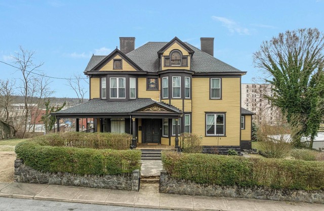 Large Historic Home in Bristol - 3 bed 3 full baths at Ravenwood on Solar Hill!