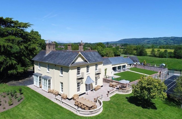 Grande maison de vacances, 10 chambres avec salle de bains privative, piscine intérieure, court de tennis, bain à remous et salle de cinéma