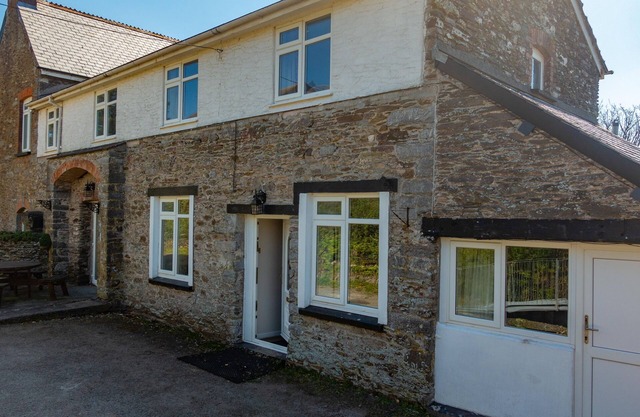 Large holiday home on Rame Peninsula AONB. 5 beds 4 bathrooms. On site parking.