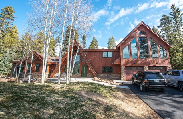 Grande maison à 3 pâtés de maisons de la rue Main avec une vue imprenable sur les pentes de ski