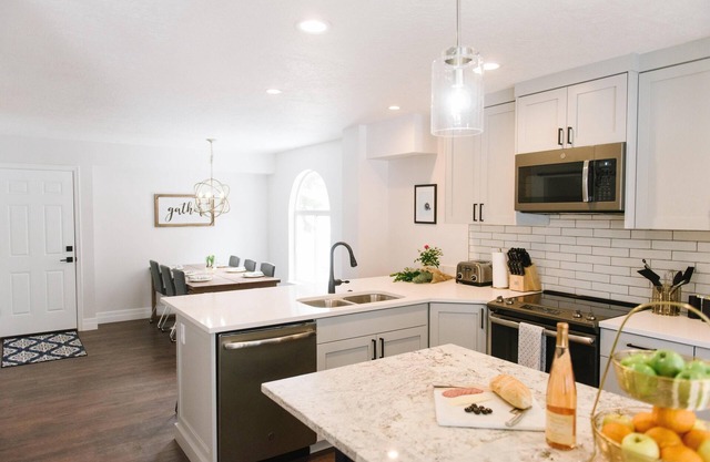 Large Home, 4 bds, 3. 5 bths, complètement rénové: équipements de luxe..voir les photos