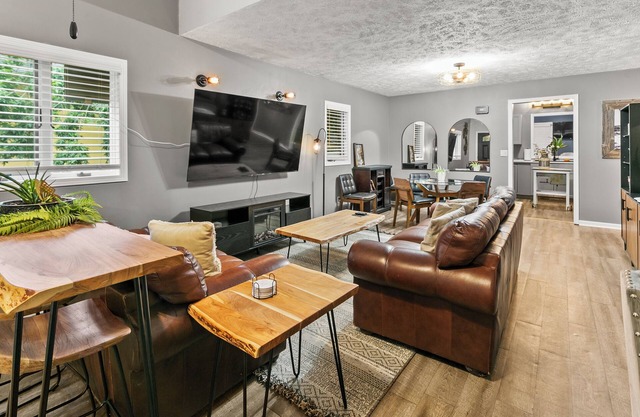 Grande maison, située au centre, à quelques minutes de tout. 19-22 personnes confortablement