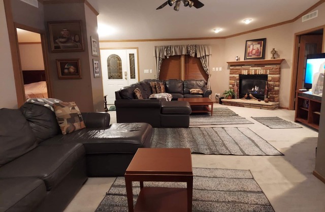 Large home to gather with friends and family. 4 min from Devils Lake State Park