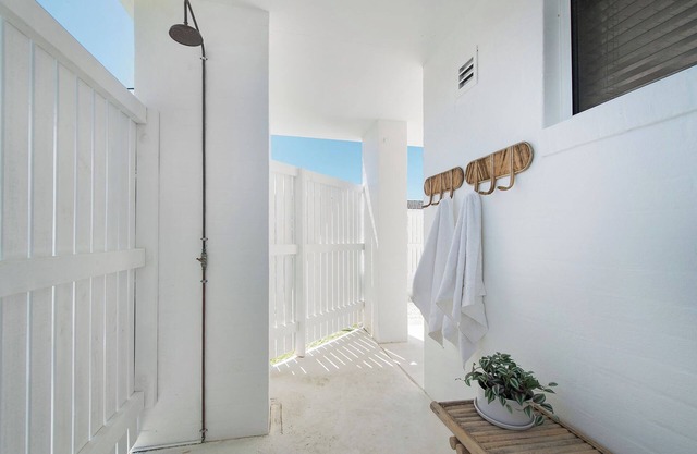 Large home upper and lower level with internal access