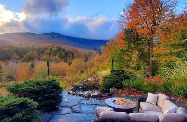 Large Family home with Hot tub, pool table and Direct Views of Gondola trails.