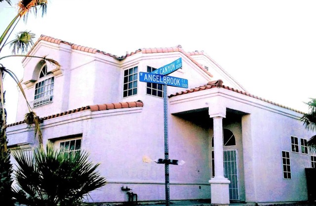 Large home with huge backyard, 11 miles to the airport, 6-9 miles to the Strip