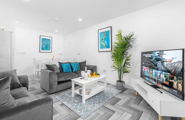 Large House - 10 beds - Parking - WIFI - Smart TV