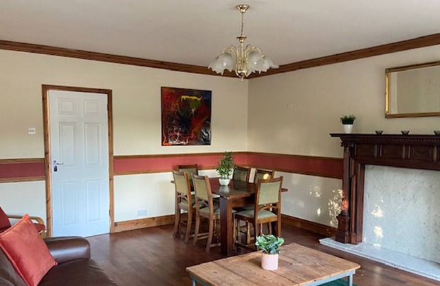 LARGE HOUSE - CONTRACTORS - CLOSE TO M1