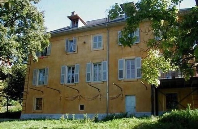 Vaste maison savoyarde dans parc somptueux entre lac et montagnes