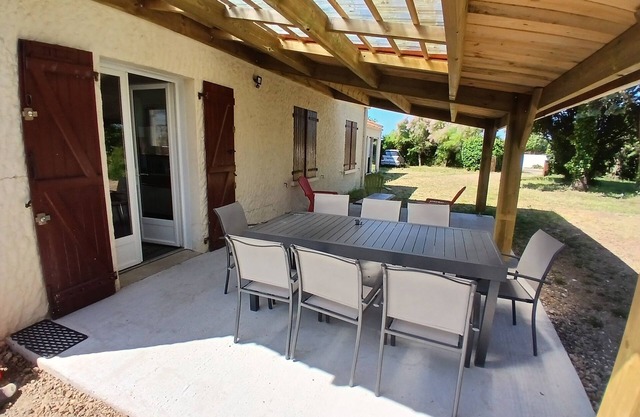MAISON POUR 8 PERSONNES SUR TERRAIN ARBORE CLOS DE 1200M2. ANIMAUX ACCEPTES