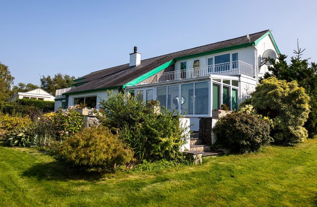 Large house & private garden - stunning sea views