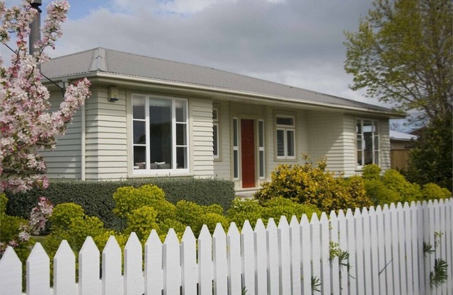 Large house w/ Central Location, 5 minutes walk to several Vineyards.