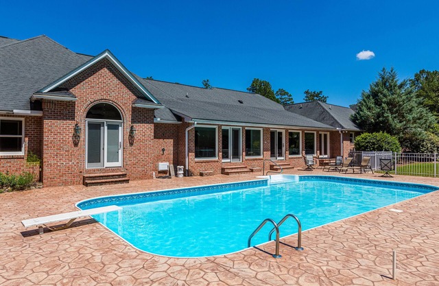 Large House w/ Private pool - perfect for Golfing Groups (12) beds