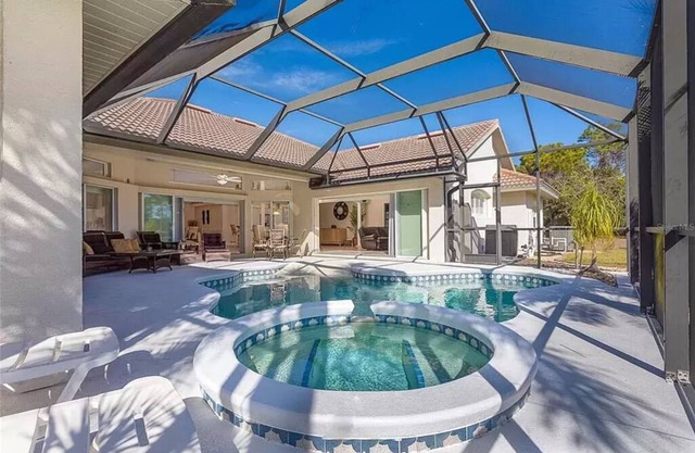 Large house with heated walk-in pool near beaches!