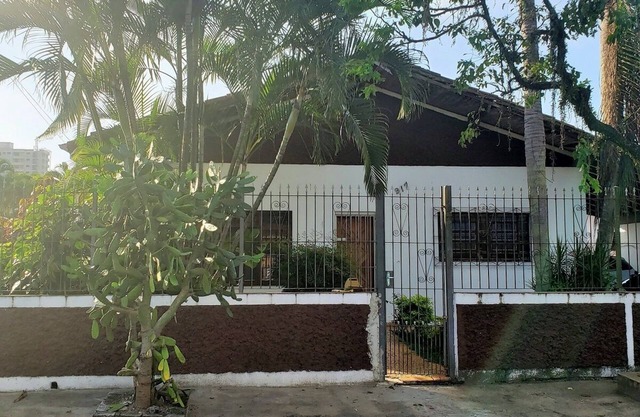 Grande maison avec piscine et court de tennis