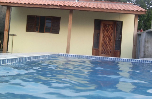 Grande maison avec piscine et barbecue, 4 places de parking, sécurité totale.