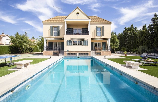 Grande maison avec piscine, installations sportives et barbecue idéale pour les familles