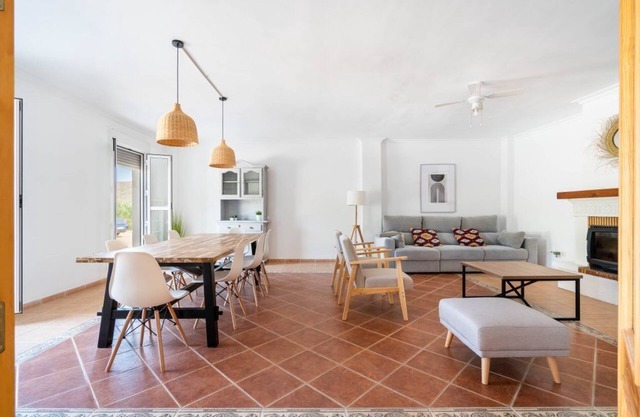 Large house with private pool 5 minutes from the beach