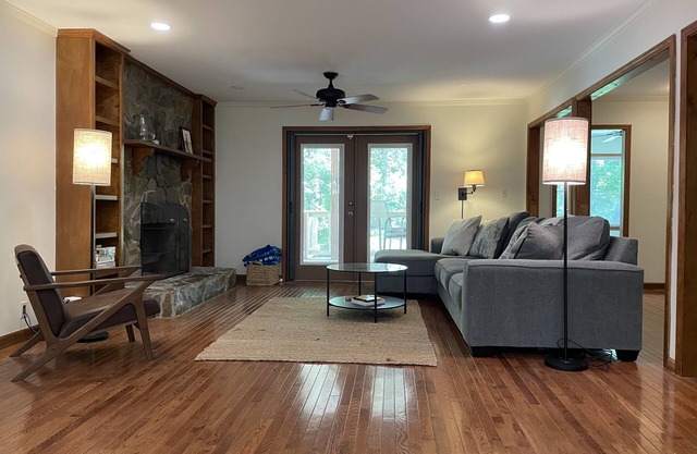Large Lake Front home on Lake Hartwell in a peaceful setting