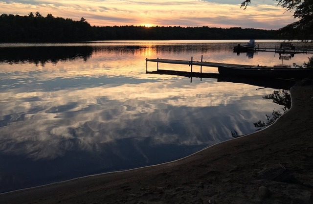 Maison du lac récemment rénovée avec plage privée, quai, canoë et kayak