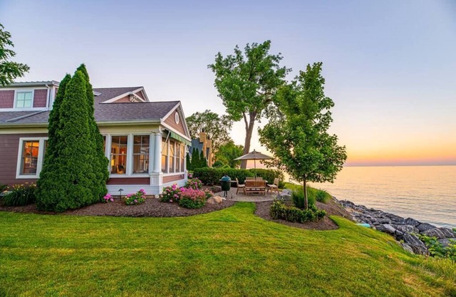 Large Lakefront 6 bedroom Huron home