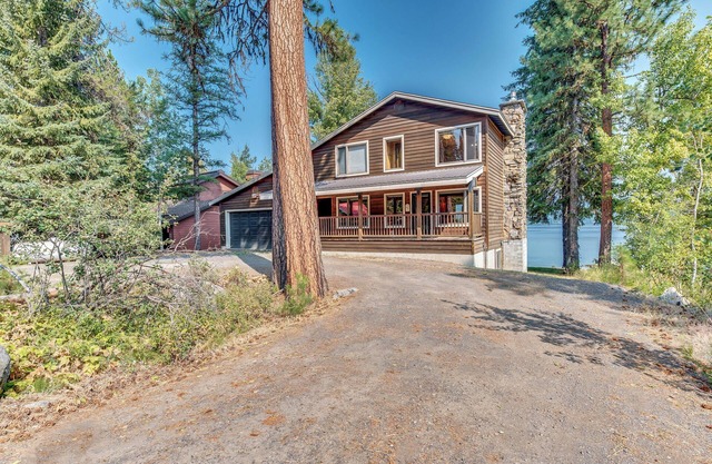 Grande cabane au bord du lac avec vue sur l'eau, bain à remous privé et quai dédié!