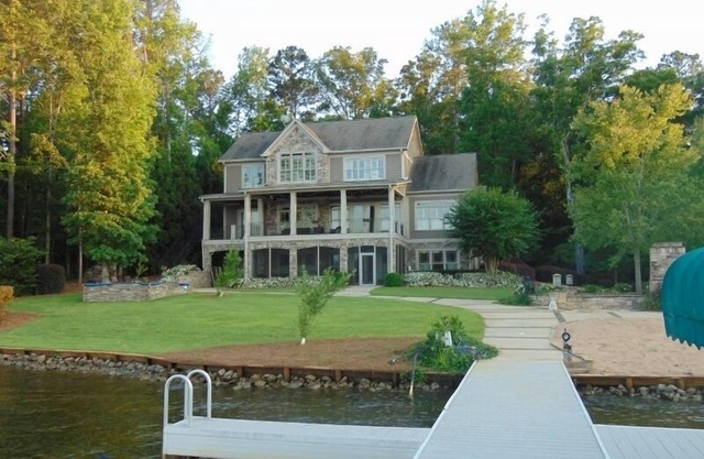Grande maison au bord du lac avec spa, foyer extérieur sur le lac principal, générateur de maison