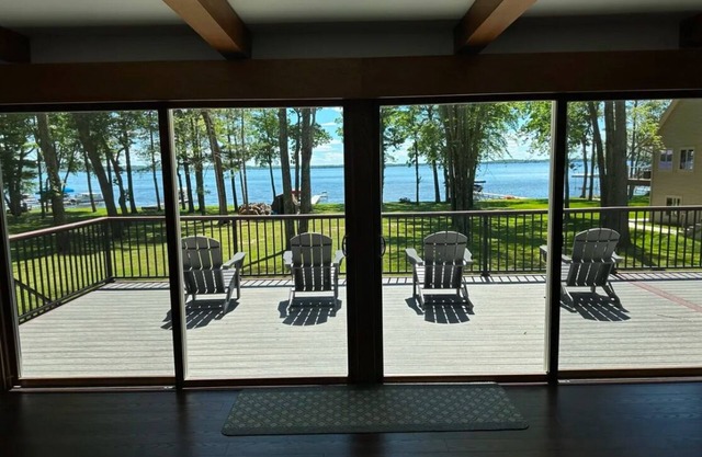 NFL Draft - Large lakehome, big yard, gorgeous views. Perfect for families!