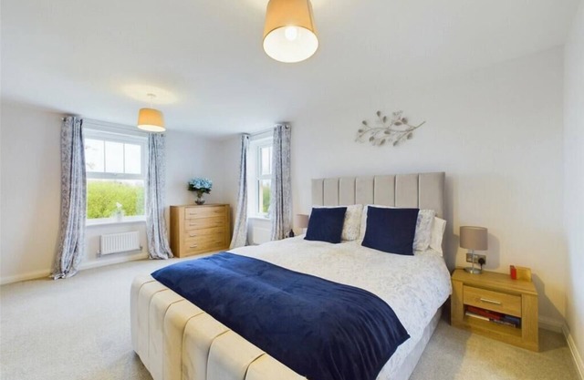 Large, light and airy room with kingsize bed & lovely views of the countryside.