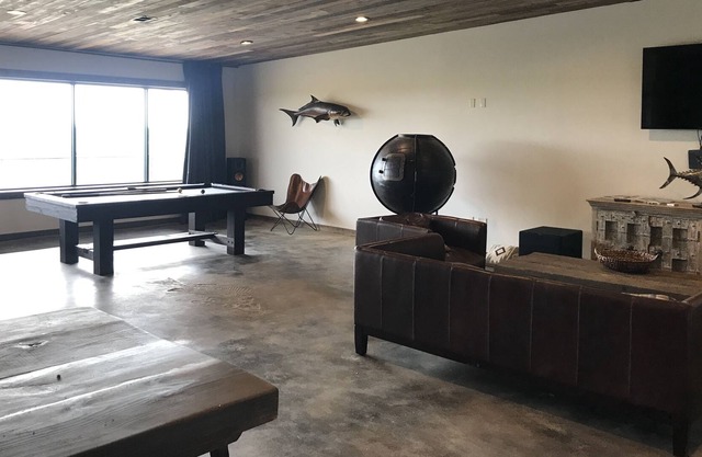 GRAND SALON, 2 CHAMBRES, 9 LITS, 2. 5 SALLES DE BAINS, GRANDE CUISINE, TABLE DE PISCINE