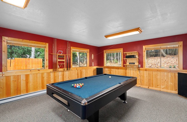 Large Lodge with 2 Gamerooms for Twice the Fun