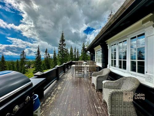 Large log cabin at Sjusjøen with sauna, fireplace and panoramic view