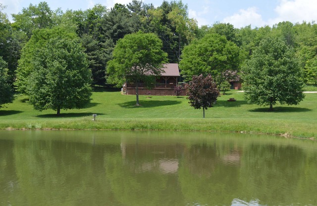 Grande cabane en rondins sur 12 acres privés avec étang de pêche près du parc d'État de Mohican