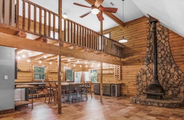Large cabin with hottub, pooltable near Atlanta airport